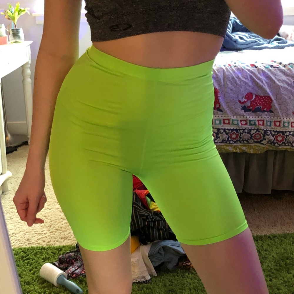 Neon green biker shorts🦎